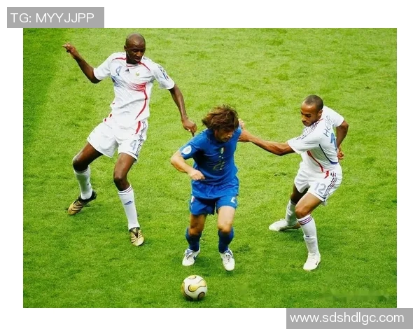 足球明星背后的传奇故事与精彩瞬间展现他们的荣耀与奋斗历程 足球明星背后的传奇故事与精彩瞬间展现他们的荣耀与奋斗历程