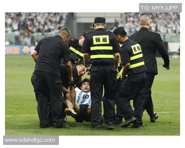 足球明星巧妙运用手指缝隙展现绝佳控球技巧引发球迷热议