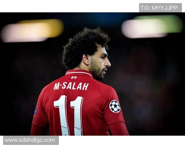 利物浦足球明星身着西装亮相活动展现绅士风范与运动魅力