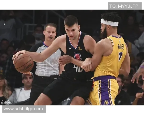 快船与湖人球迷的激情对决谁能在洛杉矶的篮球之夜笑到最后